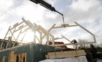 Bauarbeiter bei der Arbeit an der neuen Struktur - CUF01285