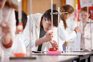 Students working in chemistry lab - CUF01296