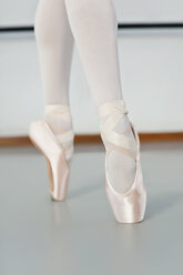 Ballet dancer standing on pointe - CUF01319