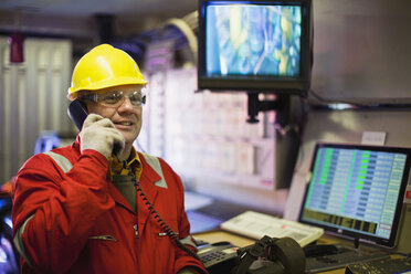 Arbeiter telefoniert im Kontrollraum - CUF01327