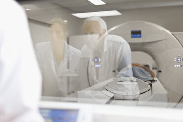 Ärzte bedienen CT-Scanner im Krankenhaus - CUF01332