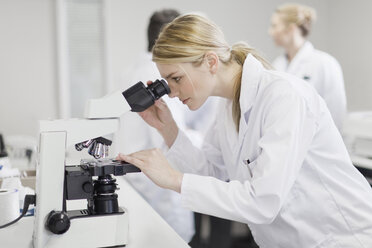 Scientist working in pathology lab - CUF01334