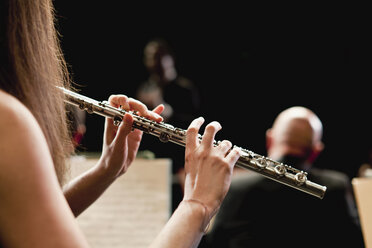 Flötenspieler im Orchester - CUF01344