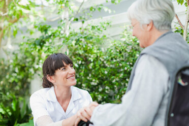 Krankenschwester im Gespräch mit älterem Patienten im Freien - CUF01362