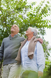 Älteres Paar geht gemeinsam im Freien spazieren - CUF01363