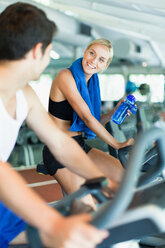 Ehepaar benutzt Fitnessgeräte im Fitnessstudio - CUF01371