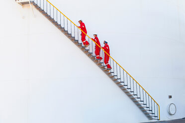 Arbeiter auf der Treppe eines Chemiewerks - CUF01388