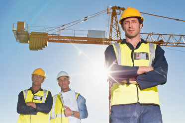 Stehende Arbeiter auf der Baustelle - CUF01393