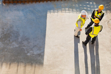 Arbeiter werfen Schatten auf der Baustelle - CUF01395