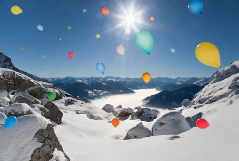 Ballons fliegen über Winterlandschaft, lizenzfreies Stockfoto