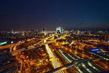 Luftaufnahme von Tel Aviv bei Nacht beleuchtet - CUF01431