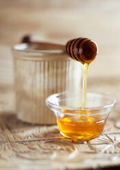 Honey dripping from spoon - CUF01437