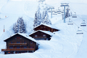 Skilifte über Hütten im Schneetreiben - CUF01442