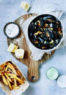 Platte mit gedämpften Muscheln und Pommes frites - CUF01448