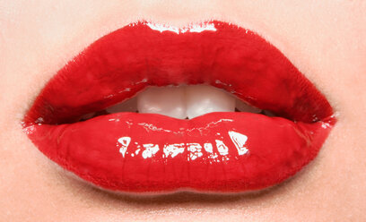 Nahaufnahme der Lippen einer Frau, roter Lippenstift - CUF01463