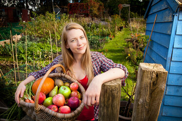 Frau beim Sammeln von Gemüse im Garten - CUF01505