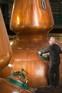 Worker in whisky distillery - CUF01509