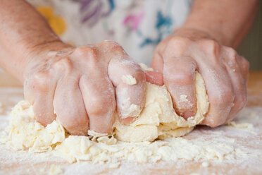 Close up of older woman kneading dough - CUF01513