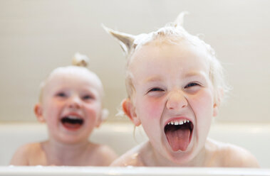 Lachende Babys in der Badewanne - CUF01539