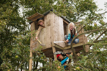 Kinder spielen im Baumhaus - CUF01546