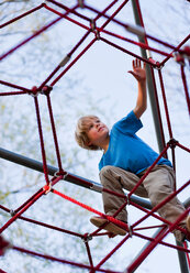 Junge klettert auf dem Spielplatz - CUF01596