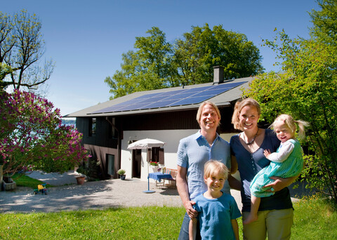 Familie zu Hause mit Sonnenkollektor, lizenzfreies Stockfoto