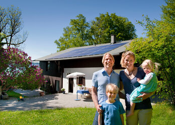 Familie zu Hause mit Sonnenkollektor - CUF01598