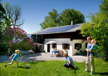 Familie zu Hause mit Sonnenkollektor - CUF01599