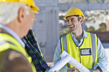 Businessman and workers talking on site - CUF01604