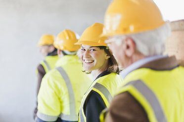 Bauarbeiter lächelt auf der Baustelle - CUF01605