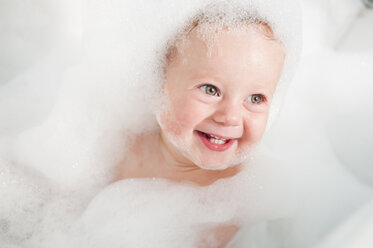 Toddler playing in bubble bath - CUF01607