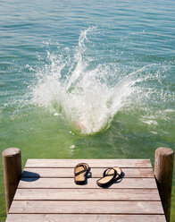 Flip Flops auf Holzdeck am See - CUF01608