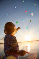 Mädchen sieht Ballons davonschweben - CUF01620