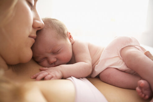 Mutter wiegt neugeborenes Kind - CUF01622