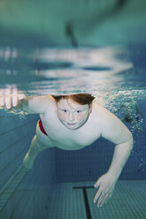 Junge schwimmt unter Wasser - ISF00169