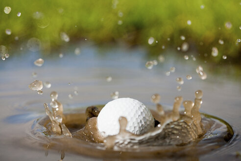 Golfball spritzt ins Wasser - ISF00175