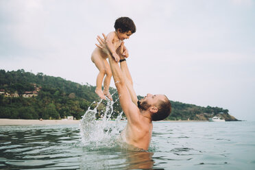 Thailand, Koh Lanta, Vater spielt mit seiner kleinen Tochter im Meer - GEMF01929