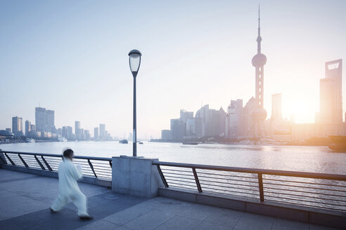 China, Shanghai, Skyline, Athleten am Morgen - SPP00035