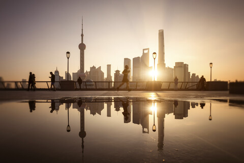 China, Shanghai, Skyline am Morgen, lizenzfreies Stockfoto