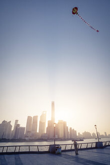 China, Shanghai, Skyline am Morgen mit Drachen - SPPF00037