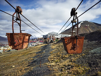 Norwegen, Spitzbergen, Longyearbyen, alte Überreste eines Kohlebergwerks, historische Seilbahn - CVF00443