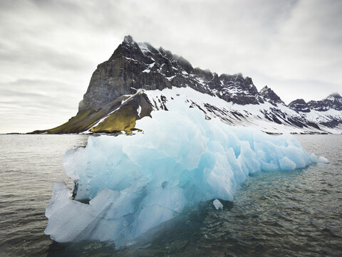 Norwegen, Spitzbergen, Prins Karls Forland, Eisberg, lizenzfreies Stockfoto