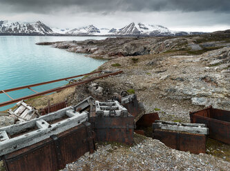 Norwegen, Spitzbergen, Longyearbyen, alte Überreste eines Kohlebergwerks, Transportwagen - CVF00447