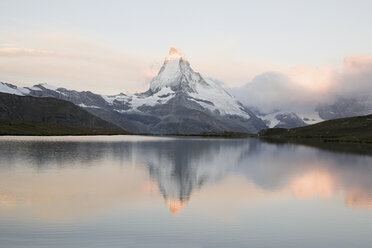 Matterhorn spiegelt sich bei Sonnenuntergang im See - ISF00204