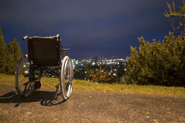 Leerer Rollstuhl in der Nähe der Kante - ISF00223