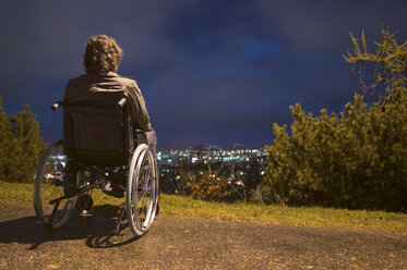 Behinderter Mann in der Nähe des Simses - ISF00224