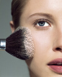 Woman applying face powder - ISF00241