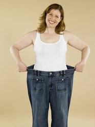 Frau mit weiten Jeans - ISF00242