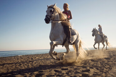 Zwei Frauen reiten auf Pferden am Strand - CUF01838