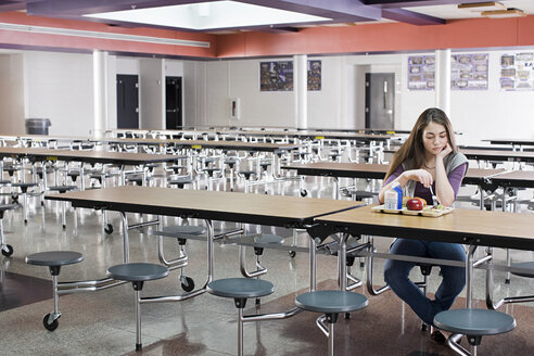 Mädchen allein beim Mittagessen - ISF00286